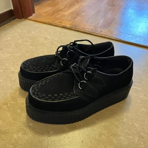 Demonia creepers  - Jättefina gothic skor som jag köpte secondhand men sedan aldrig använde  Befintligt men fint skick! Finns inga synliga problem med de  Jag torkar av skorna ordentligt innan jag skickar dem<3