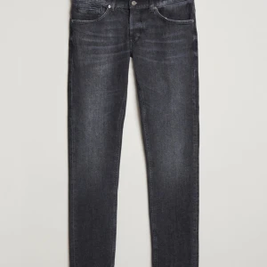 Mörkgrå skinny jeans Dondup  - Snygga mörkgrå jeans med skinny fit och klassisk femficksdesign. Jeansen har en lätt tvättad look och smal passform hela vägen ner. Perfekta för dig som gillar en stilren och modern vibe.