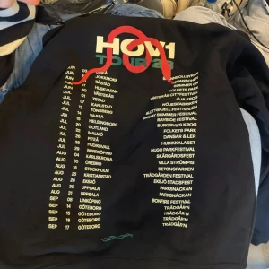 Svart Hov1 hoodie med turnétryck - Säljer min hov1 hoodie från turnén 2023, skicket är bra men säljer då den inte kommer till användning tyvärr. 🥰