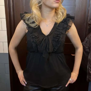 svart volangblus  - supersöt svart blus med volanger från h&m i storlek xs💓