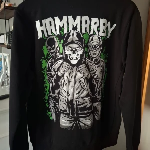 Hammarby Tröja  - Hammarby tröja köpt från souvenir bordet. Endast testad så den är i super fint skick! Säljer för inköpspris fast vid snabb affär kan priset diskuteras. Mvh