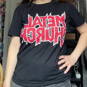 Metal church T-shirt - Cool T-shirt i okej skick. Slitngar på trycket annars fin. Jag kan mötas upp i Uddevalla centrum, annars fraktar jag gärna. Köparen står för frakten. (Står ej för postens slarv) katt finns i hemmet. 