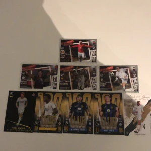 Topps Match Attax Champions League - Legendary Moments & 100 Club - Samling av exklusiva fotbollskort med legendariska spelare som Zidane, Ronaldinho, Rooney och Kluivert. Innehåller 'Legendary Moment', '100 Club' och 'Black Edge Edition' kort – perfekt för unga fotbollsfans och samlare som vill ha något unikt och coolt i sin samling.