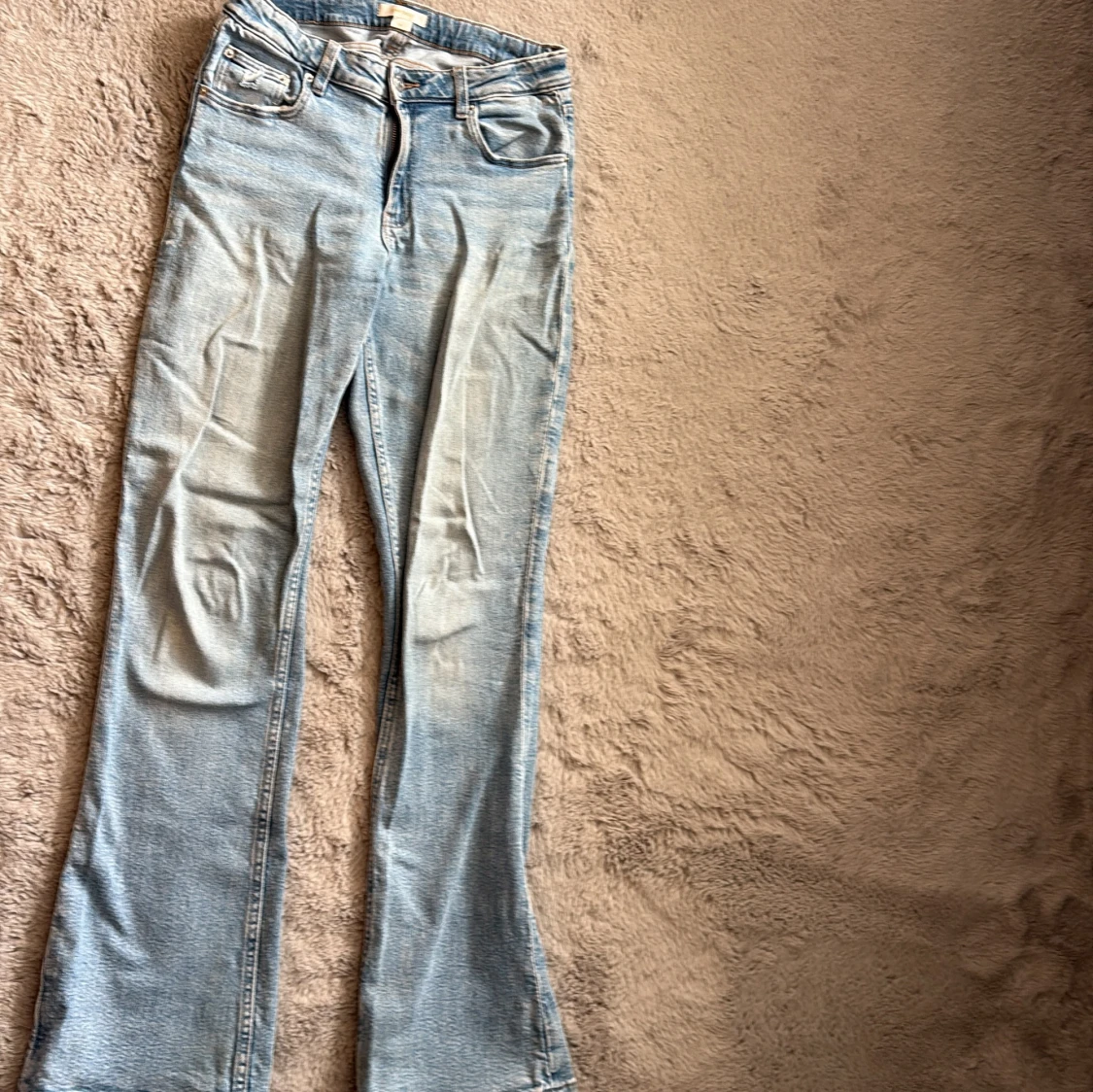 Ljusblå bootcut jeans från Gina Tricot