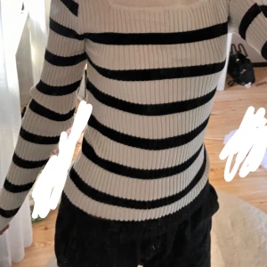 Randig ribbad tröja i svart och vitt - Säljer en ribbad långärmad tröja med svarta och vita horisontella ränder. Tröjan har en tight passform och är stretchig, perfekt för dig som gillar en stilren och enkel look. Passar till det mesta! storlek S💫