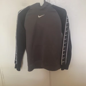 Nike hoddie  - En nike hoddie som är grå och svart 