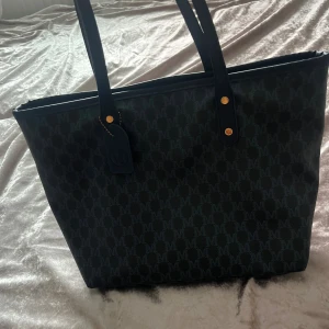 Marinblå väska från Morris - Jättefin  väskan i mörkblå och svart färg. Rymlig modell där det får plats mycket – perfekt både till vardag och studier🤍