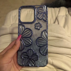 Skal iPhone 14 Pro Max  - Blått skal till iPhone 14 Pro Max, använt litegrann så i nyskick, inga defekter 