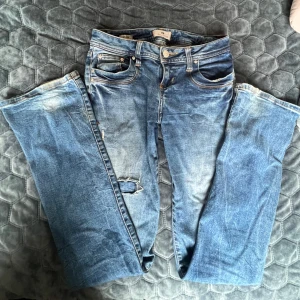 Lågmidjade blå Ltb jeans! - Säljer mina jeans som är för långa vid benen för mig. Storlek: W26 har använt dom få tal gånger är inte alls slitna! Skriv om du är intresserad och även priset kan vi diskutera om.