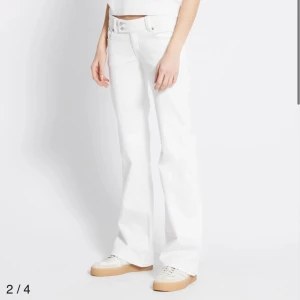 Vita bootcut jeans från 157 - Snygga vita jeans från 157 med bootcut-passform och klassisk femficksdesign. Byxorna har broderad detalj på bakfickan och läderpatch i midjan. Tillverkade i bomull för en skön känsla och stilren look.