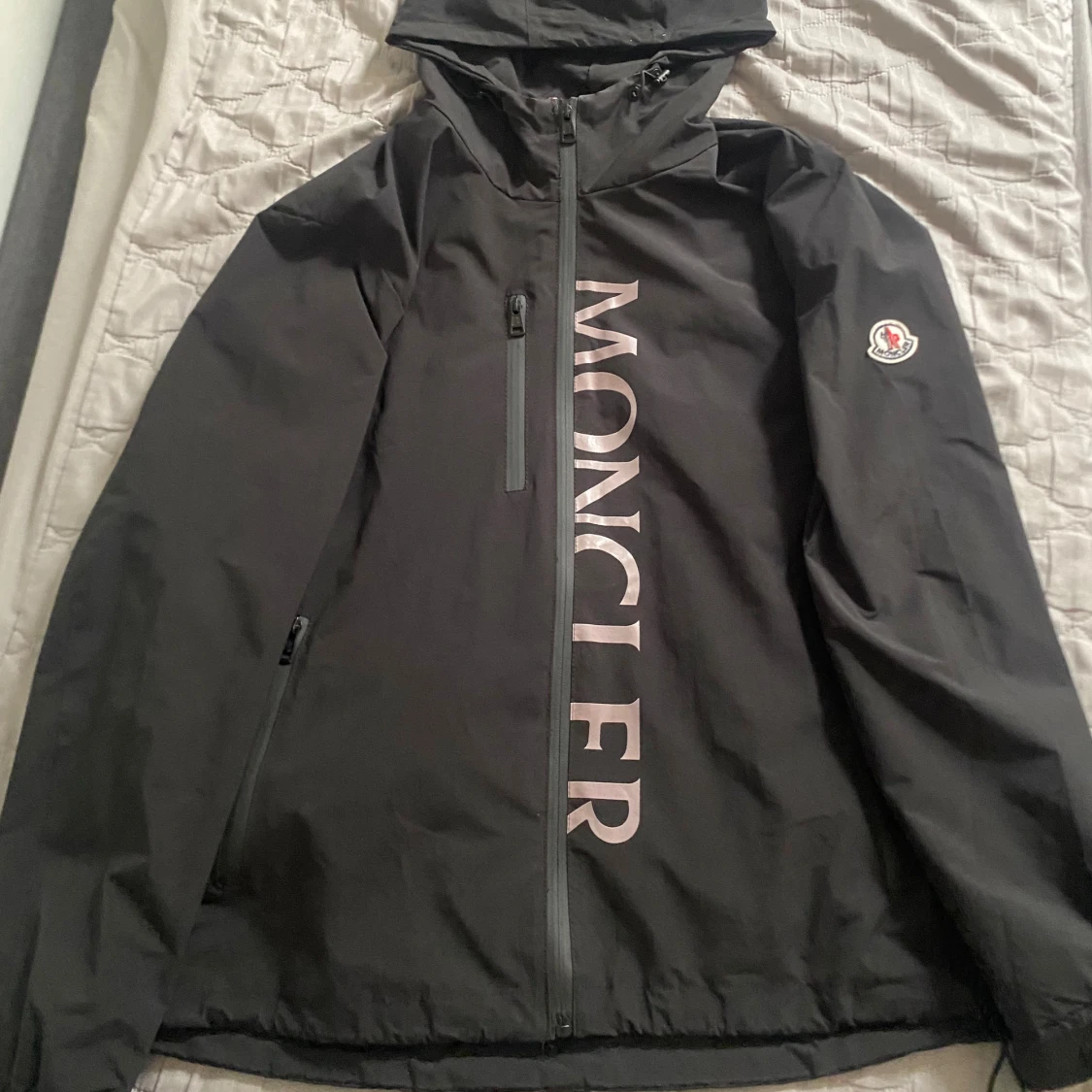Svart vindjacka från Moncler med huva
