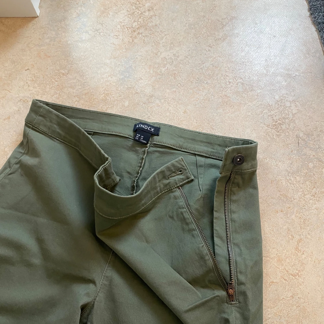 Olivgröna chinos från Lindex - 3