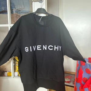 Givenchy tröja  - Säljer denna snygga givenchy sweatshirt i storlek L, säljer den då den va för stor för mig, annars är den riktigt snygg och bekväm. Pris kan diskuteras!! Tveka inte att skriva!!