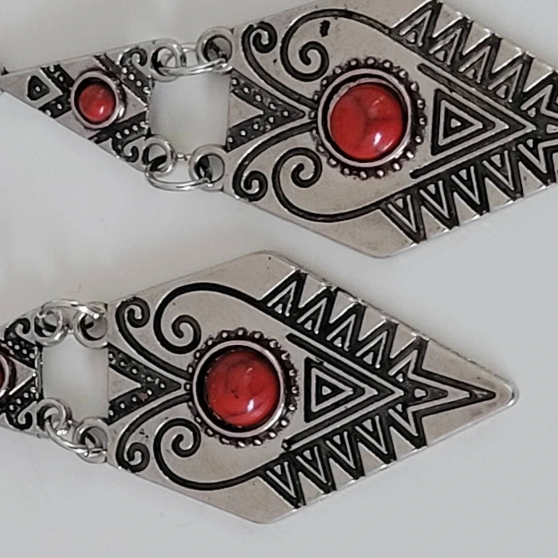  Helt nya Silvriga örhängen med röd sten - 1