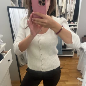 LANAWOOL KOFTA🐻‍❄️ - Sååå fin fluffig kofta i lana wool perfekt nu till hösten!🍁🐻‍❄️🐻‍❄️💓💖🍂🍂Den är använd en gång och är liten i stoleken, det står M men skulle säga mer XS/S:) Säljer en likadan grå i profilen, KÖP!!!💓💓 Nypris: 1000kr