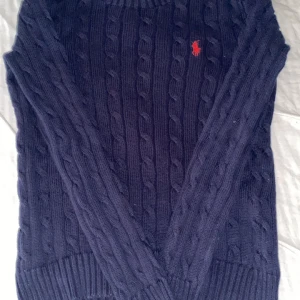 Stickad Ralph Lauren tröja  - Säljer en kababel mörkblå stickad tröja från Ralph Lauren😊Storlek: Xs. Skick: 8.8/10 lappen e lite lös ba men den ska sys nu och det kommer inte vara någon skillnad😊 Skriv om du har frågor🤝