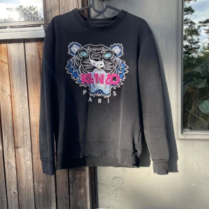 Svart Kenzo collegetröja - Svart college tröja som är i märket kenzo. Den är använd, men har inga större defekter som fläckar eller så. Tröjan är i storlek L men kännns lite mindre, mer som en S/M. Jag säljer tröjan då den tyvärr inte används längre. Hör gärna av dig vid fler frågor 💕