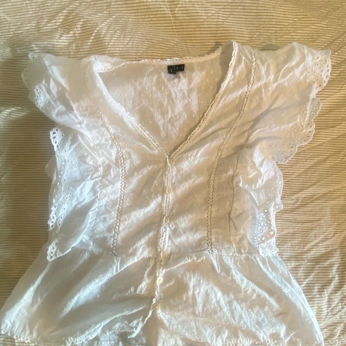 Vit blus med volang och spetsdetaljer