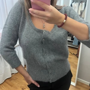 LANAWOOL KOFTA - Jättefin gosig fluffig kofta i lanawool. Den är så prisvärd då jag köpte den för 1000kr!!🥹🐻‍❄️🐻‍❄️Den är perfekt till höst/vinter och passar XS-M. Säljer en likadan i vit i profilen!! KÖP!!!