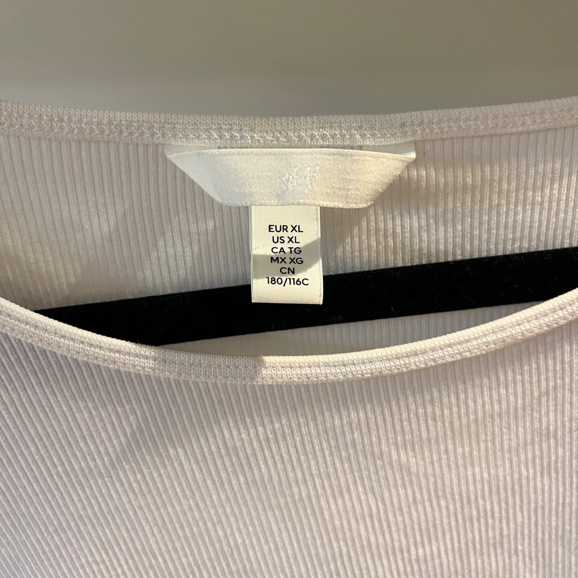 Vit ribbad t-shirt från H&M - 1