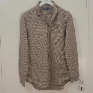 Ralph Lauren Skjorta - Ralph Lauren Skjorta. Storlek M. I jätte bra skick utan defekt. Skickar alltid samma eller nästa dag. Skriv från privat för mer information.