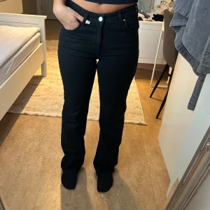 Svarta wide jeans midwaist - Säljer dessa svarta wide jeans med mid waist från Bikbok! Storlek: 26/32 (S). Använd en två gånger!!