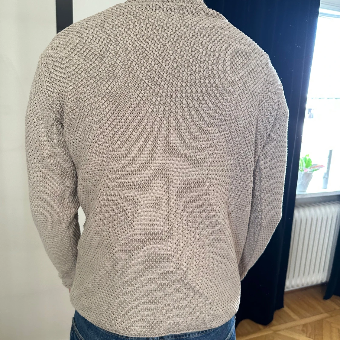 Beige stickad tröja med struktur - 1