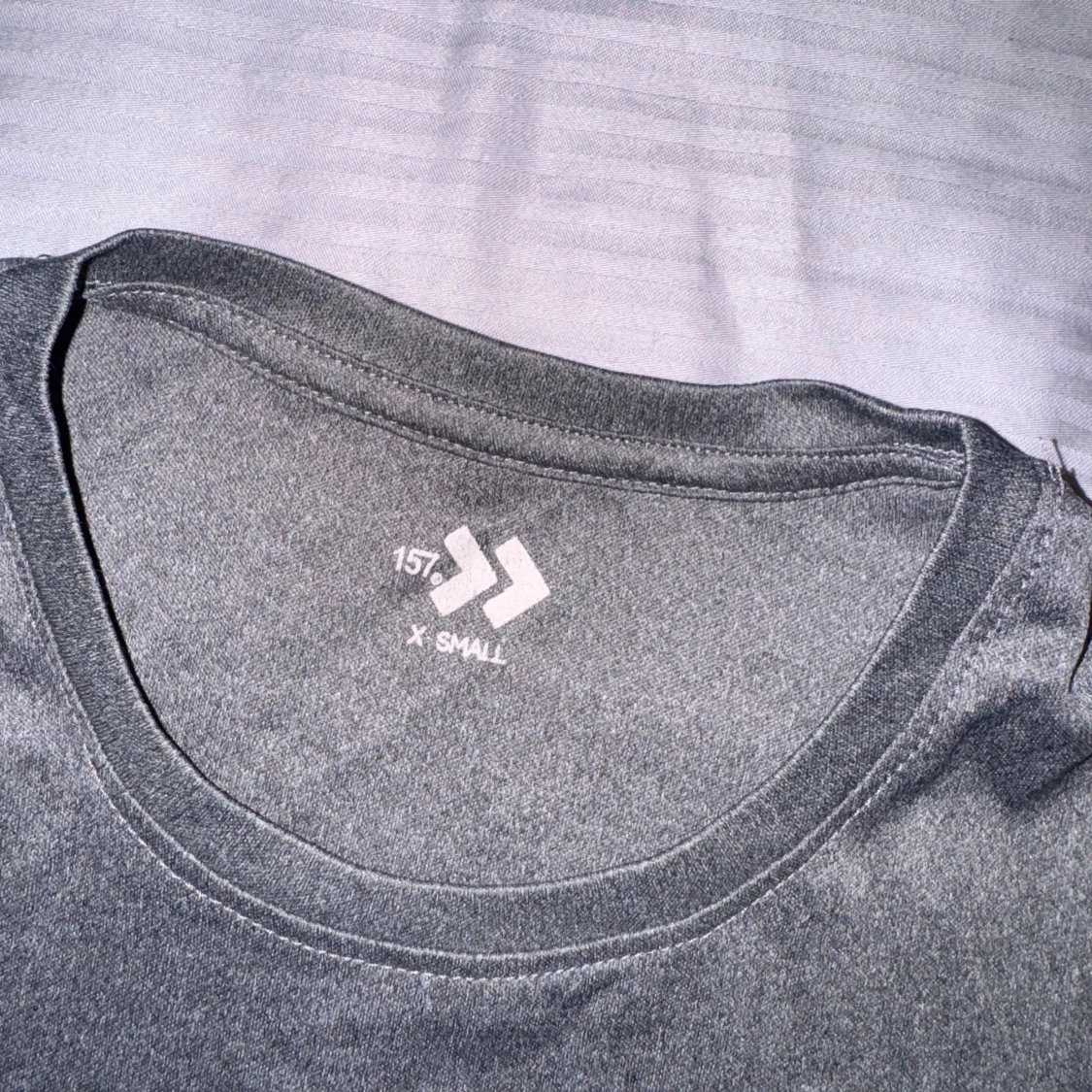 Grå träningstshirt - 1