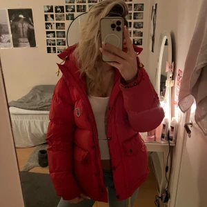 Fjällräven expedition  - Röd Fjällräven dunjacka expedition series! ❤️Storlek S köpt och använd för några år sen, inga hål. Håller dig varm i snön. Skriv om du har frågor ☺️