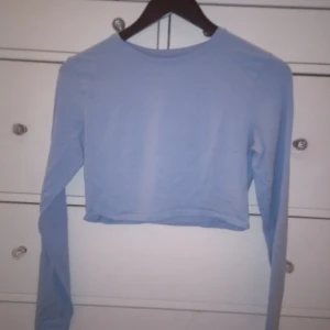 Ljus blå långärmad kortare t-shirt  - Långärmad t-shirt som är lite kortare än en vanlig men inte allt för mycket 