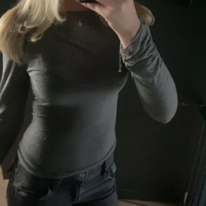 Ljusgrå intimissimi! - Säljer min älskade gråa intimissimi i storlek S. Fint skick förutom ett väldigt litet hål vid nedre ärmen. Lite mer unik o inte lika trendig färg som dem vanliga men Lovar det är den finaste färgen ❤️❤️