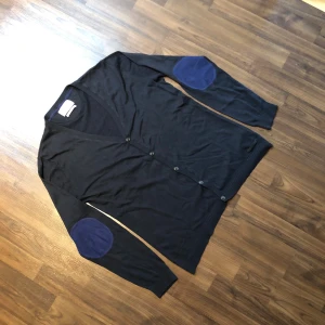 Jack and Jones stickad cardigan - Tja! Säljer en as fet cardigan från Jack and Jones. Riktigt najs o skön. Hör av dig vid funderingar!