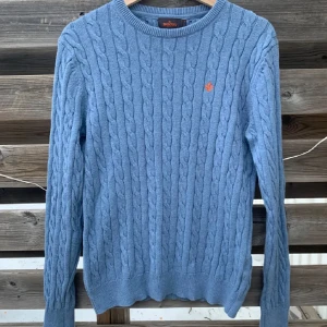 Morris Kabelstickad Tröja - Säljer denna fina kabelstickade tröjan från Morris. Storlek M, men skulle säga att den sitter som en S (se mått). Mycket fint skick utan defekter. 100% Bomull.  Mått:   Längd från Axel och ner: 63 cm  Bredd under armhålorna: 47 cm