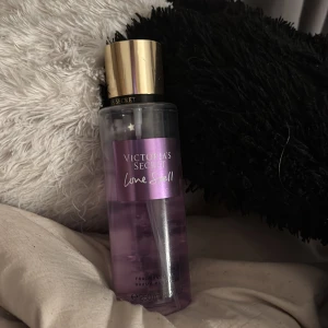 Victoria's Secret Love Spell mist - Populär body mist från Victoria's Secret i doften Love Spell. Mer än halva är kvar❤️
