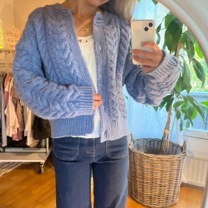 Kofta  - Så fin & varm kofta från H&M. Pris 100kr. Fint skick! Size M, men passar även en S. 