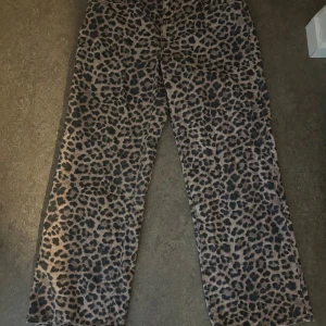 Leopardmönstrade jeans - Säljer ett par snygga byxor med leopardmönster i beige och svart. Byxorna är ifrån Gina Tricot, har rak passform och är i storlek 44. Helt oanvända! Köpt för 599,95kr, säljer för 250, kan diskuteras vid snabb affär. 