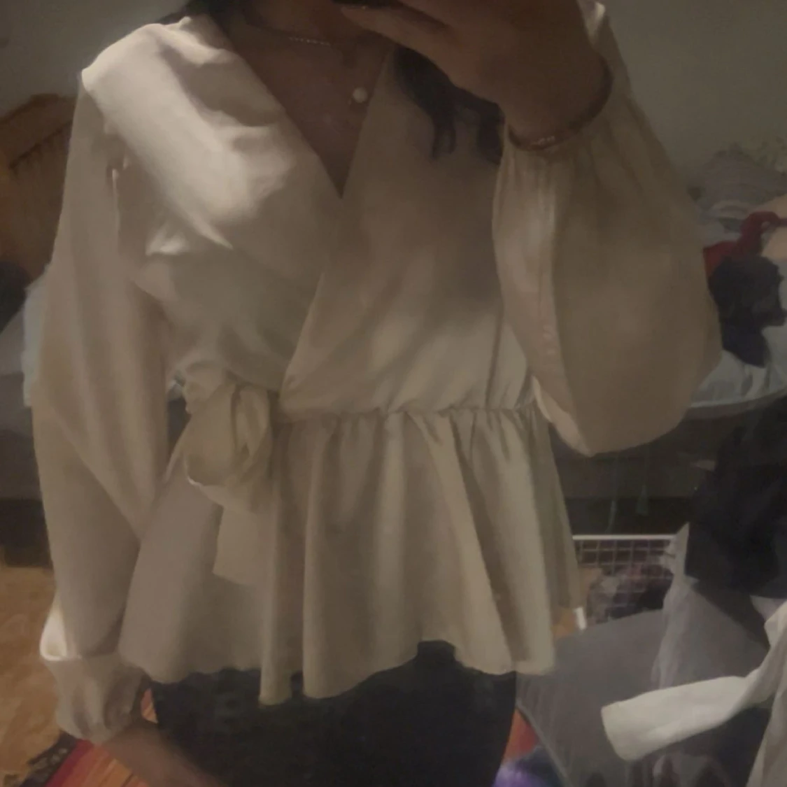 Beige omlottblus med knytband - 2