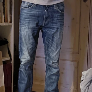 Tiger of Sweden Slim fit jeans - Säljer dessa riktigt snygga tiger of Sweden jeansen i modellen pistolero som har en slim passform. De är i okej skick med en defekt på knät se bild 5 jeansen är i storlek 30/32. Bara att skriva över frågor och funderingar.