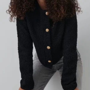 Svart kofta med guldknappar från Gina tricot - Snygg svart kofta med guldknappar från Gina Tricot 💕 Använd endast några gånger, inga synliga defekter 💕