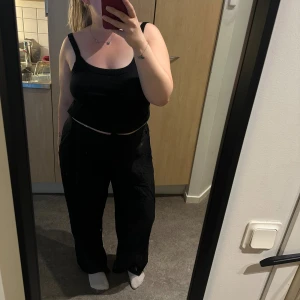 Svarta vida byxor i bomull från PULL&BEAR - Svarta byxor med avslappnad passform och raka, vida ben. Tillverkade i mjukt bomullstyg som är super sköna! De är ifrån pull & bear i storlek 42. Tyvärr är de för stora för mig, men de är normal i passformen. Köpt för 399, säljer för 100kr, kan diskuteras vid snabb affär