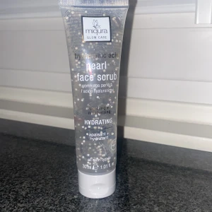 Miqura hyaluronic acid face scrub - Pearl face scrub med hyaluronsyra från Miqura Glow Care. Genomskinlig gel med vita pärlor som återfuktar och rengör huden på djupet. Perfekt för dig som vill ha en fräsch och återfuktad känsla i ansiktet.