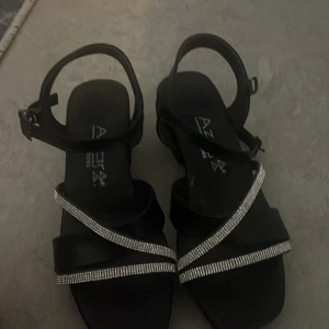 klackskor med silvriga detaljer  - använd 1 gång och rensar mitt garderob.Pris kan diskuteras.Köpte för 120kr