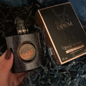 Parfym  - YSL Black Opium Eau de Parfum i snygg, glittrig flaska. Volym: 30 ml (1 fl. oz). Fick i present men doften passar tyvärr inte på mig har bara tagit 3 sprut från denna🥰.skickas även med kartong till, köpt för 799