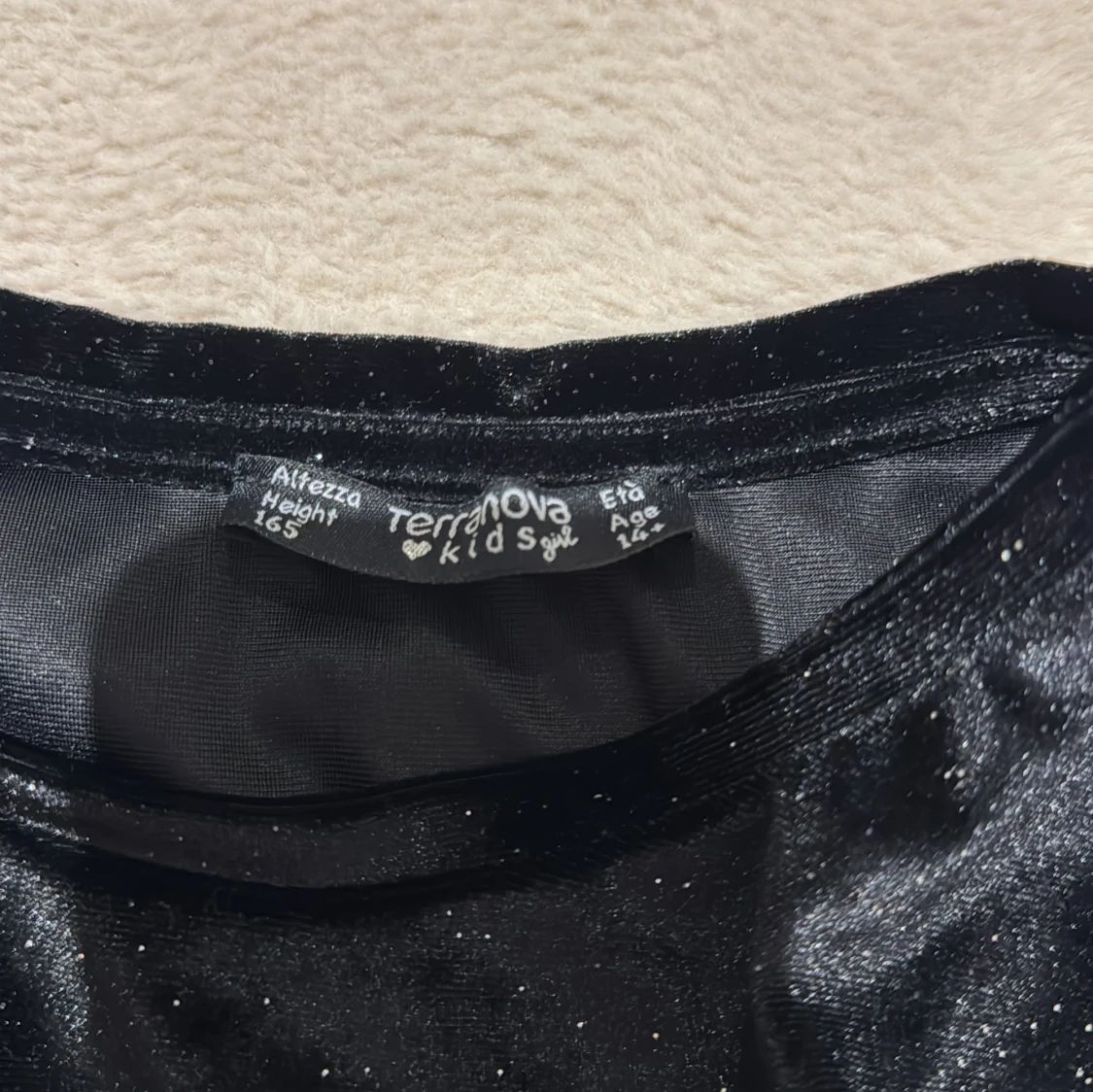 En svart glittrig tröja  - 4