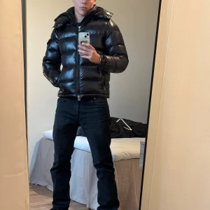 Svart Moncler pufferjacka med huva - Svart monclerjacka. Modell Maya. Storlek 1. Mycket fint skick, och inga kända defekter. Kvitto finns inte kvar tyvärr men medföljande lappar finns på bild.