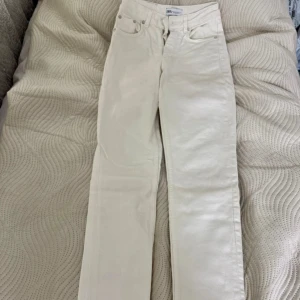 Vita raka jeans från Zara - Snygga vita jeans från Zara med rak passform och klassisk femficksdesign. Byxorna har normal midja och är tillverkade i ett mjukt bomullstyg med lite stretch. Perfekta för en clean och fräsch look.