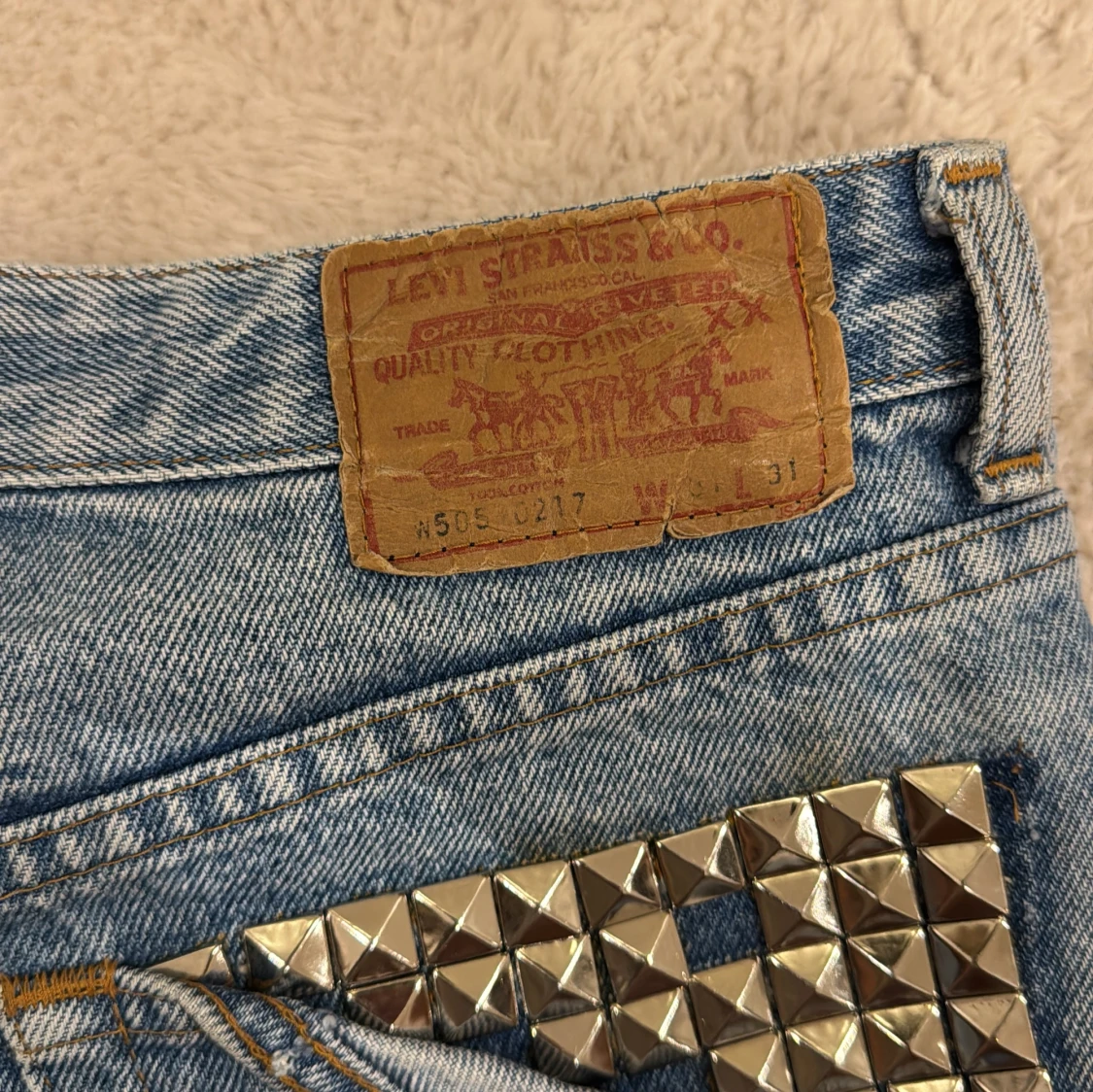 Levi's 501 ljusblå jeansshorts med nitar - 4