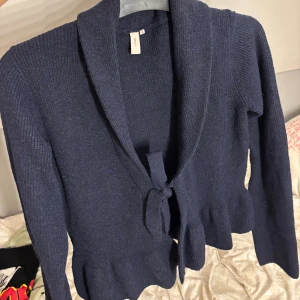 Mörkblå stickad kofta - Mysig och fin kofta från Nelly. Aldrig använd💕storlek S