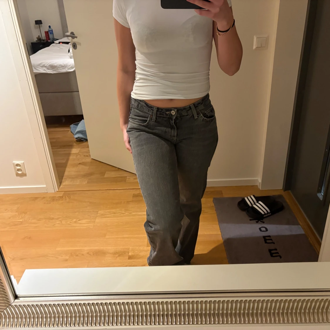 Grå raka jeans med låg midja