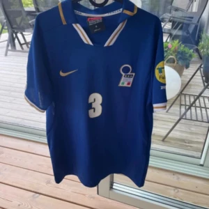 Italien Maldini Nike matchtröja blå - Klassisk fotbollströja, nummer 3 och Maldini på ryggen.  Storlek M. Nyskick.